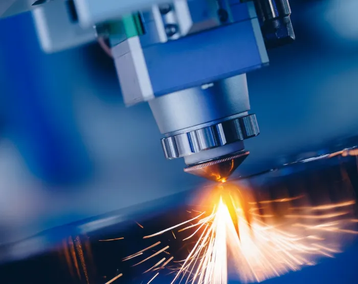 Laser cutting head with sparks